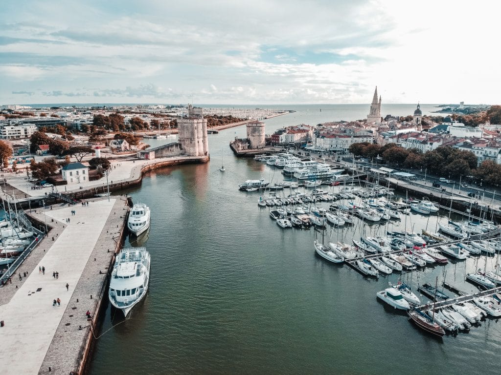 Vue du vieux port de la Rochelle et des deux tours depuis un immeuble