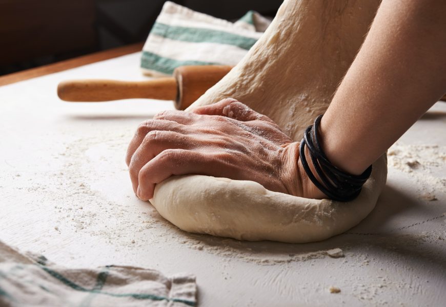 Boulanger pétrissant de la pâte fait avec de la farine bio