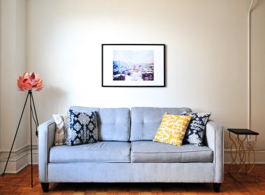 Canapé convertible gris dans un salon