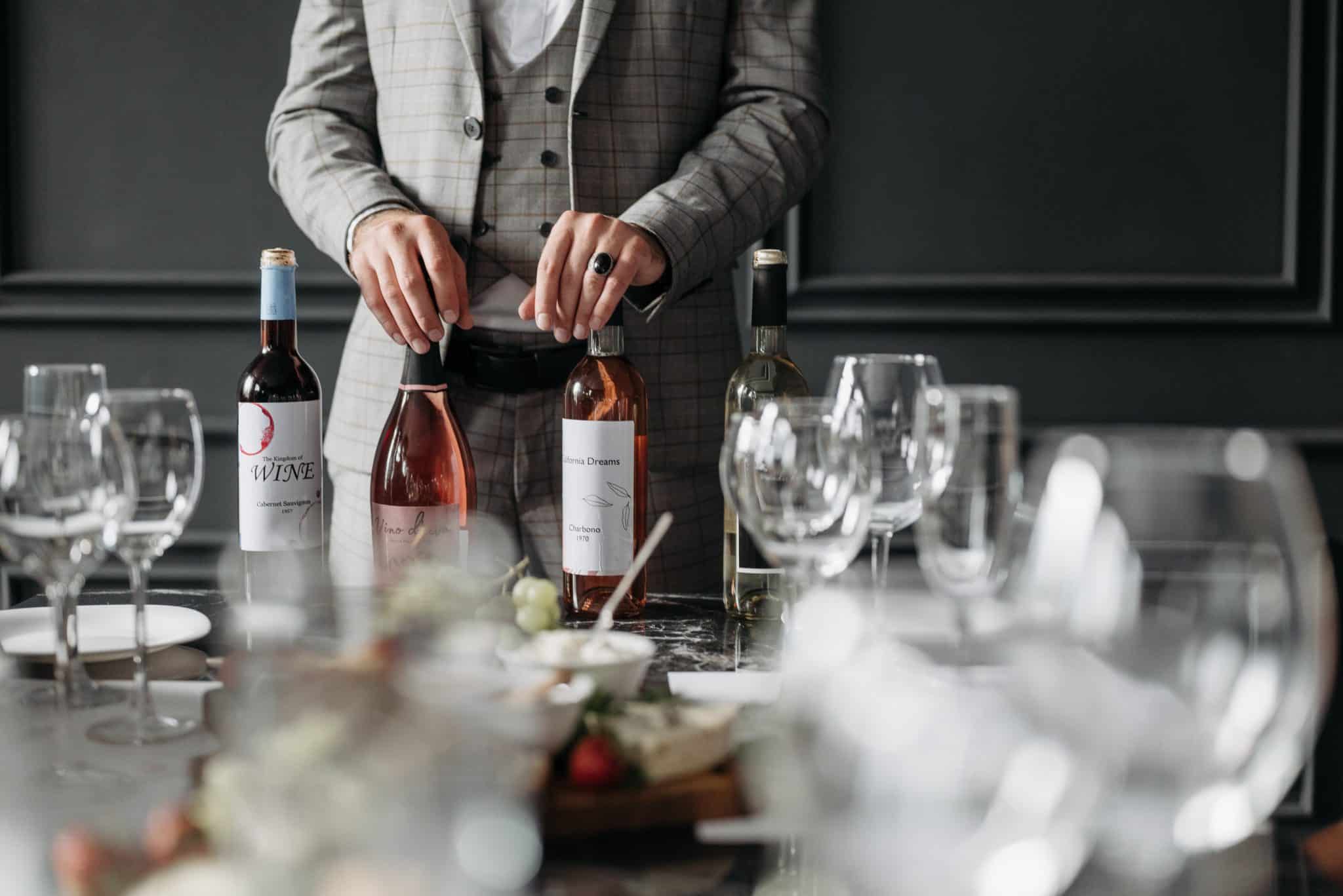 Maîtriser l'art du sommelier : servir le vin comme un professionnel