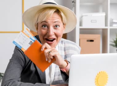 Femme heureuse avec des billets d'avion