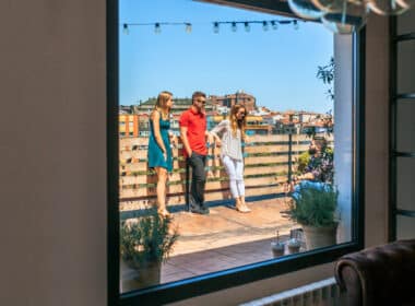 Fenêtre sur mesure avec vue sur un rooftop avec des plantes