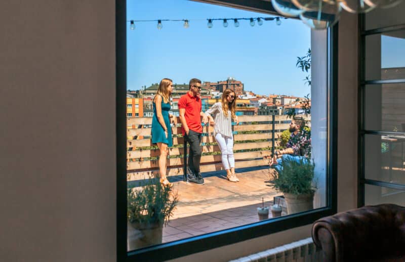Fenêtre sur mesure avec vue sur un rooftop avec des plantes