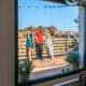 Fenêtre sur mesure avec vue sur un rooftop avec des plantes
