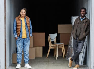 Amis stockants des meubles dans un container