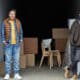 Amis stockants des meubles dans un container