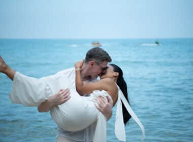 Jeune couple lors de leur mariage en bord de mer