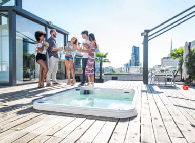 Groupe d'amis autour d'un spa sur un rooftop