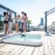 Groupe d'amis autour d'un spa sur un rooftop