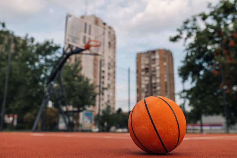 Ballon de basket sur un terrain de basket ball à New-York