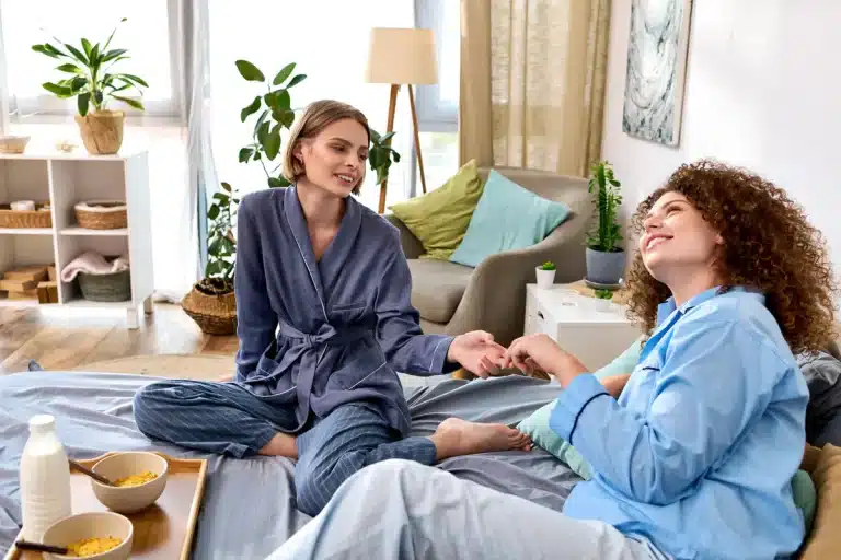 Amies prenants le petit déjeuner dans le salon d'une maison