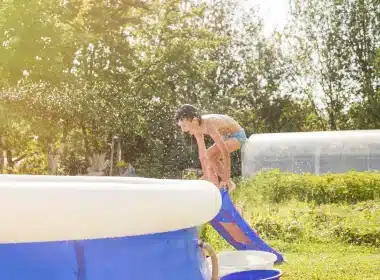 Jeune garçon sautant dans une piscine hors sol