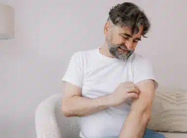 Homme qui se gratte à cause des puces