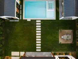 Pool house à coté d'une piscine vu du ciel