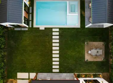 Pool house à coté d'une piscine vu du ciel