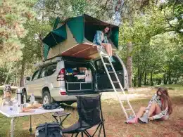 Tente de toit 4 personnes sur une voiture