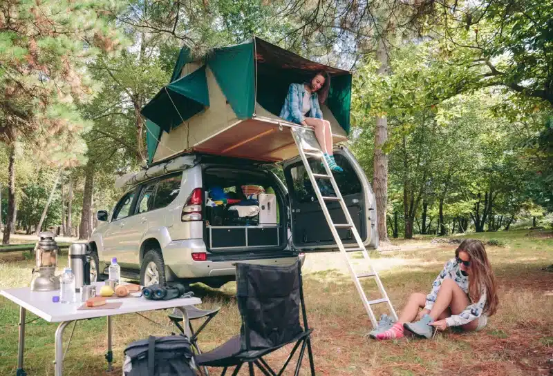 Tente de toit 4 personnes sur une voiture