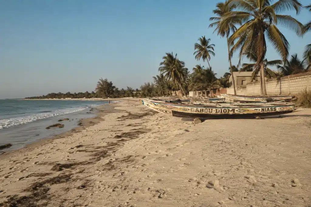 Plage du sénégal avec un bateau ancien sur le sable
