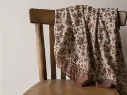 Foulard en tissu provencal sur une chaise en bois