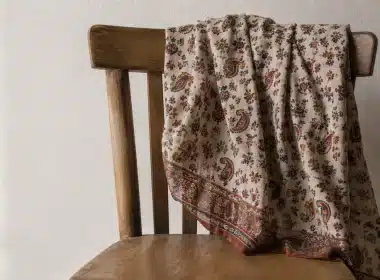 Foulard en tissu provencal sur une chaise en bois