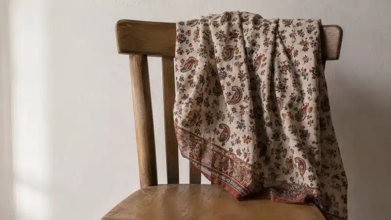 Foulard en tissu provencal sur une chaise en bois
