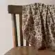 Foulard en tissu provencal sur une chaise en bois