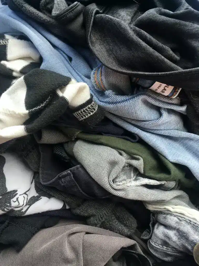 Tas d'habits à vendre en ligne