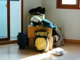 Tas d'affaires à débarrasser dans une maison