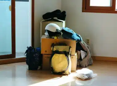 Tas d'affaires à débarrasser dans une maison