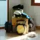 Tas d'affaires à débarrasser dans une maison