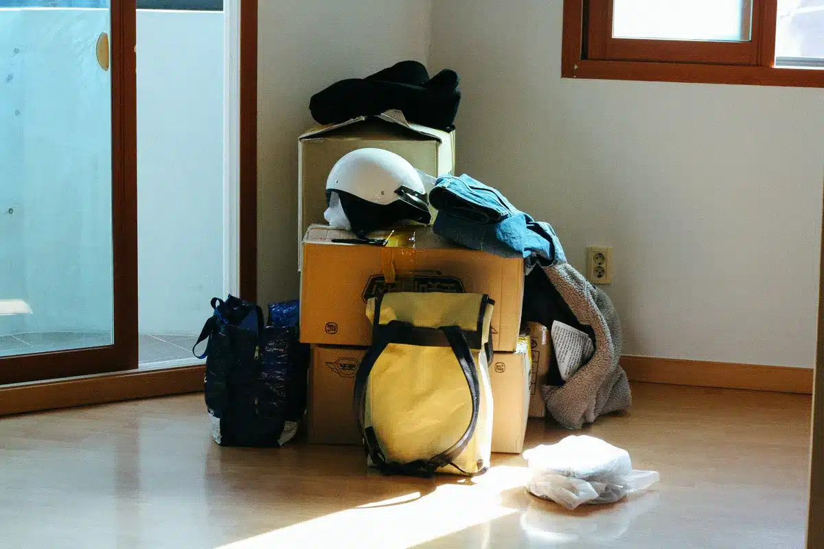 Tas d'affaires à débarrasser dans une maison